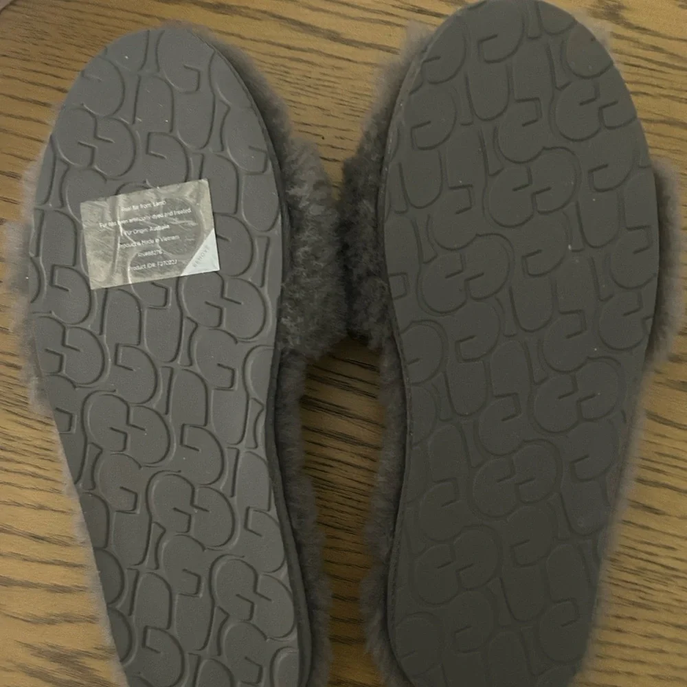 New authentic UGG fluff slippers II. Sz 9 - Picture 5 of 10